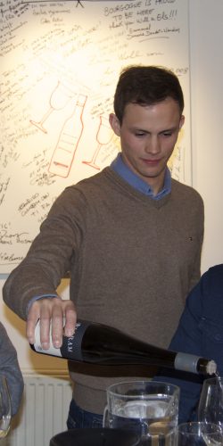 Lorenz Haas serveert de Grüner Veltliner Gaisberg 1e Lage 2007